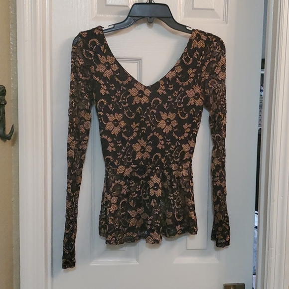 Adorable lace top - Picture 1 of 5